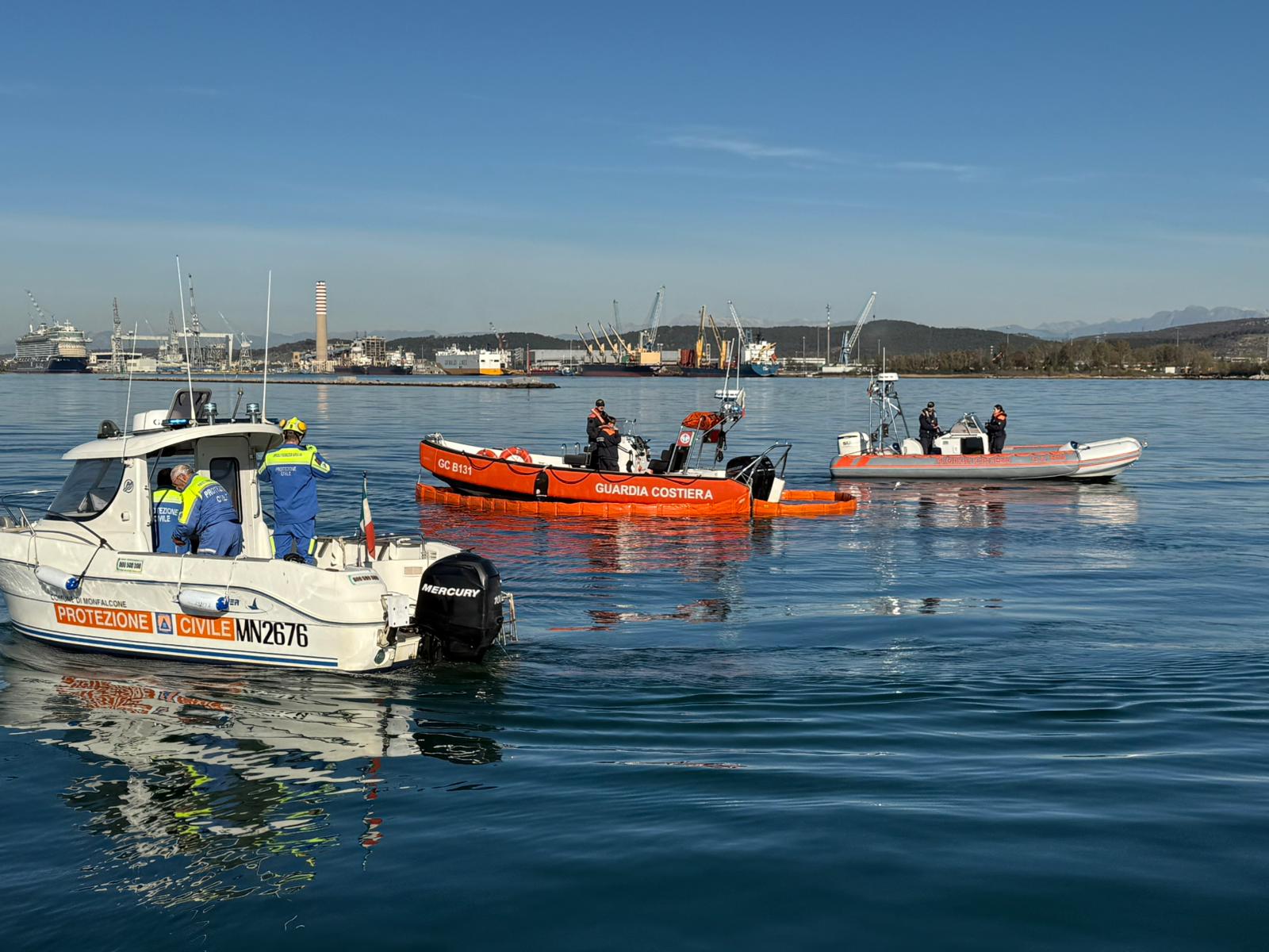 Immagine per Monfalcone, esercitazione antinquinamento della Guardia Costiera. Testate l’efficacia del pronto intervento e la capacità di risposta congiunta