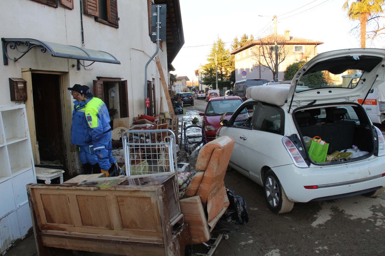 Immagine per Versa, continua la pulizia di strade e abitazioni. Oggi l'asporto e lo smaltimento dei rifiuti 