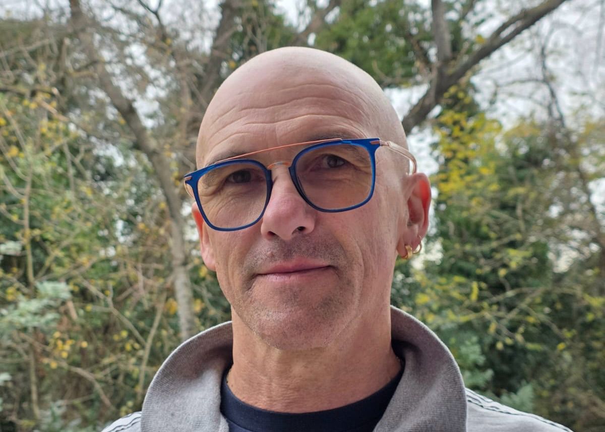 Immagine per Quel cellulare ritrovato nell'onestà di un sorriso, la storia di Luca Ceretti e di un'ospite del Cara