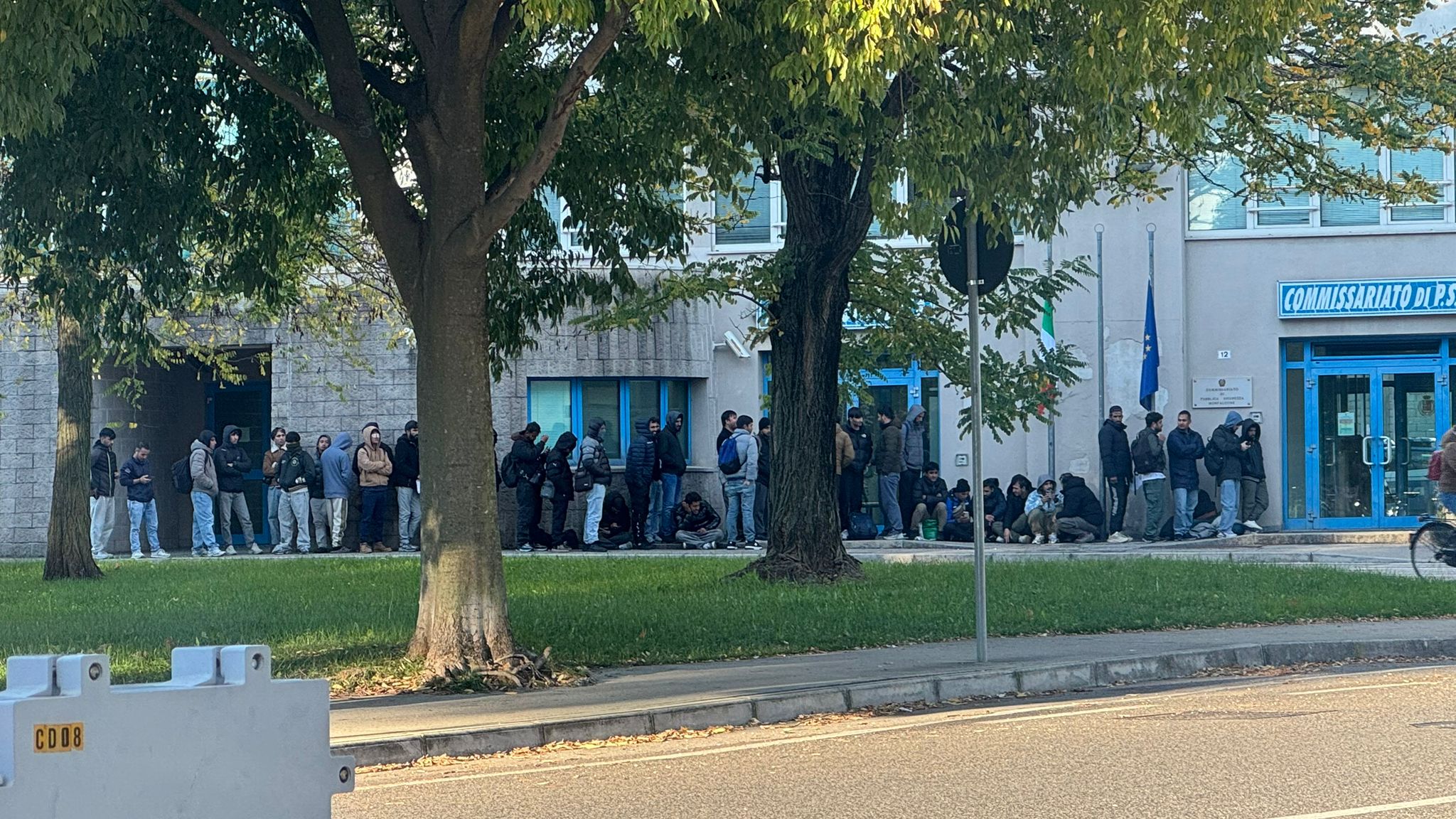 Copertina per Richiedenti asilo al Commissariato di Monfalcone, intervento delle Forze dell’Ordine ma nessuna irregolarità