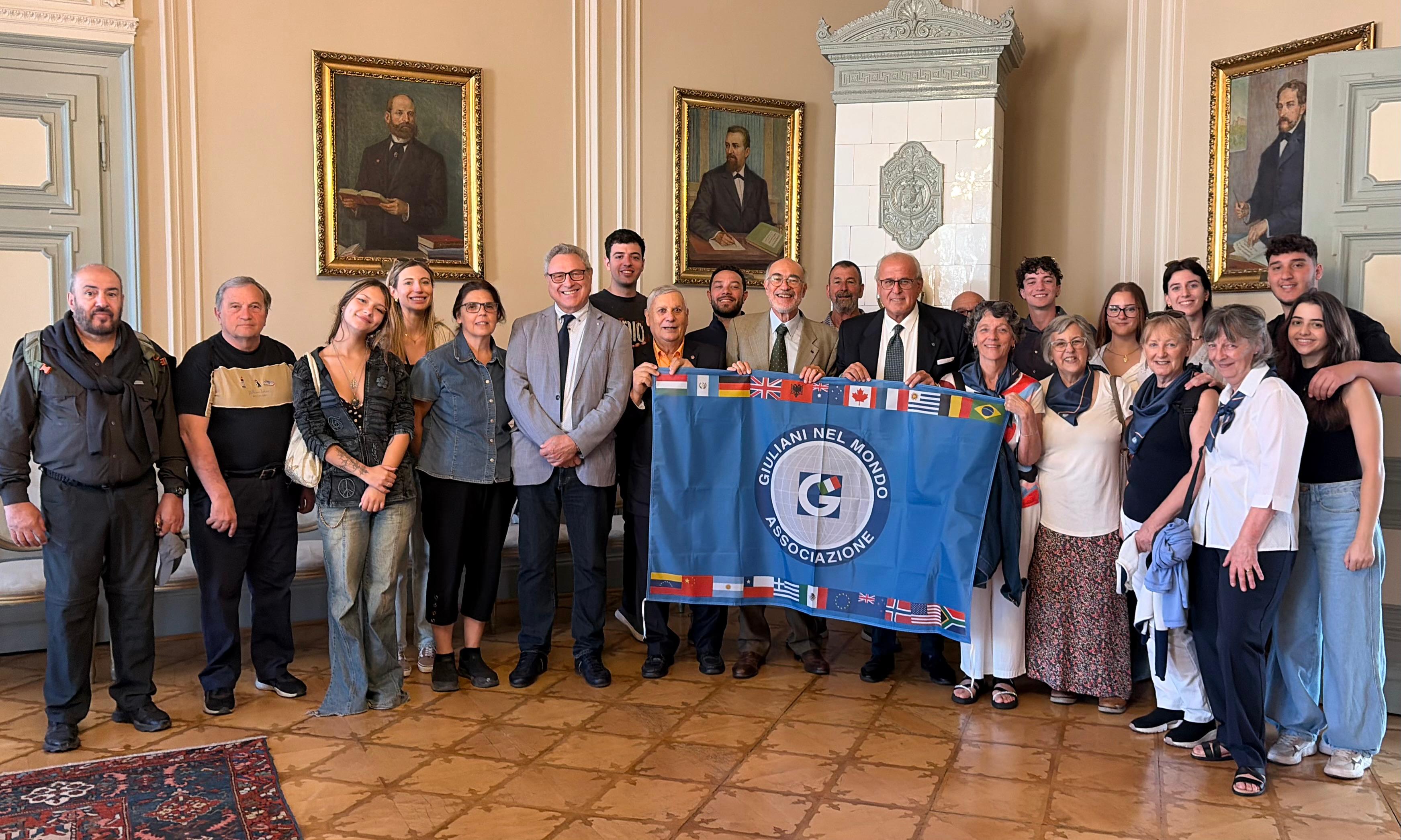 Immagine per Fotonotizia - L’Associazione Giuliani nel Mondo alla riscoperta delle proprie radici: tappa in municipio a Gorizia 