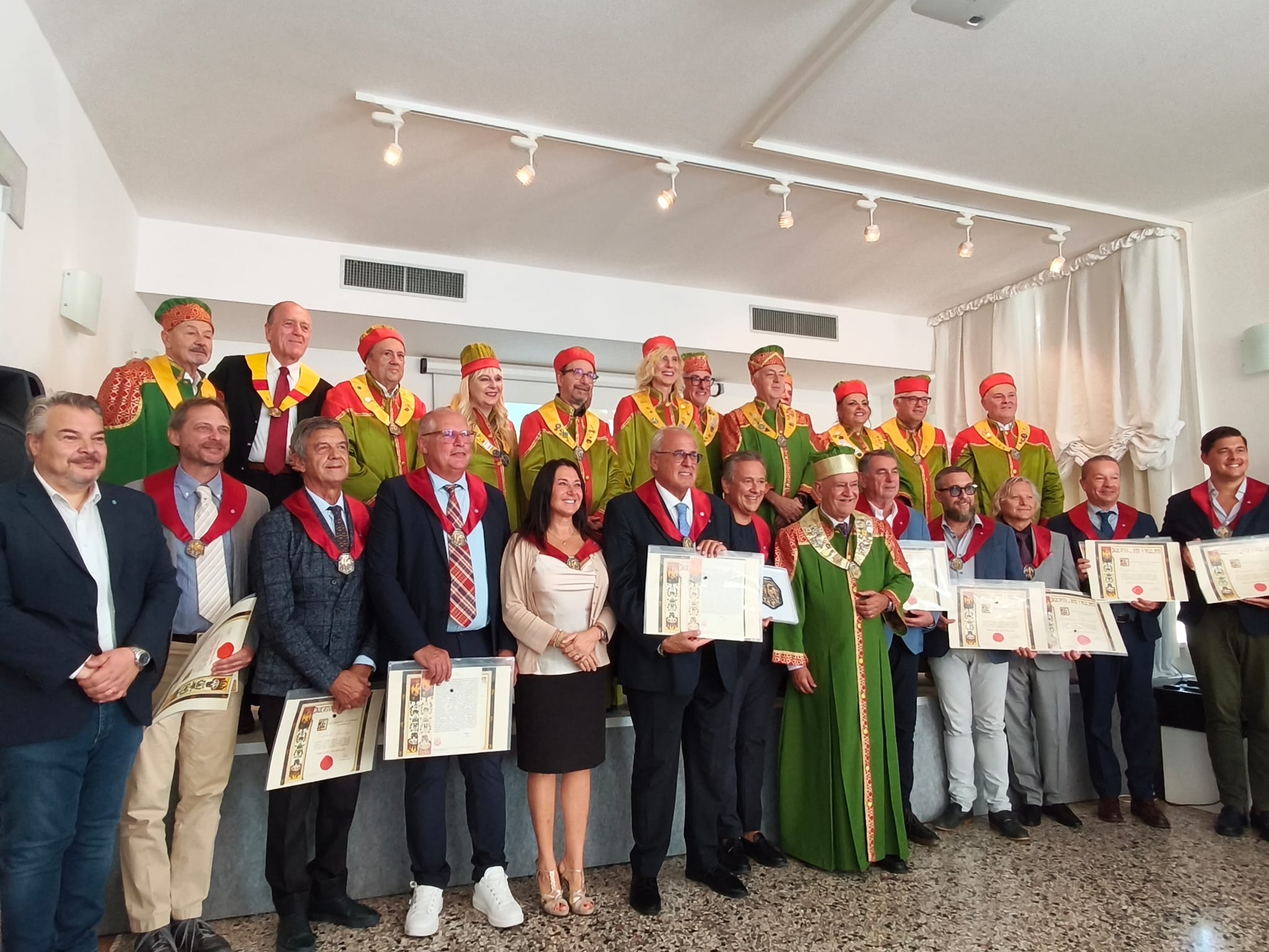 Immagine per Fotonotizia - Il sindaco di Gorizia Ziberna riceve la nomina a Nobile dei Vini Friulani