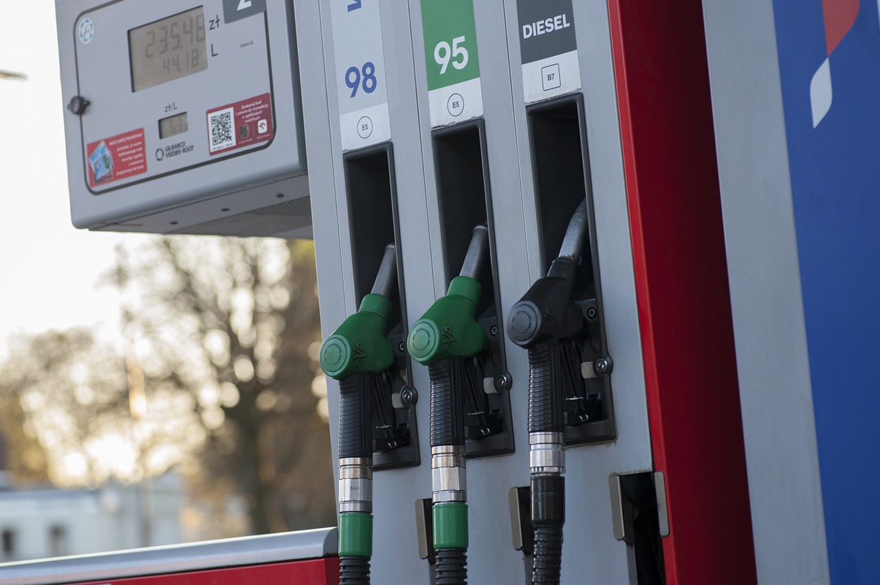 Costo carburante in aumento in Slovenia, dubbi su prezzi medi a Gorizia