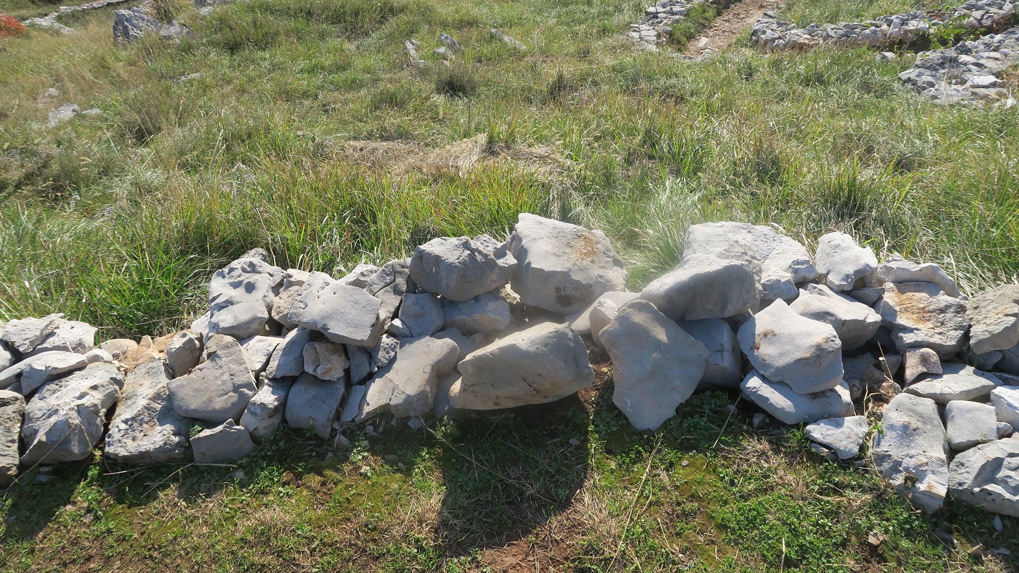 Immagine per Crollano alcuni muretti a secco, il triste bilancio del fine settimana al Sass de San Belin