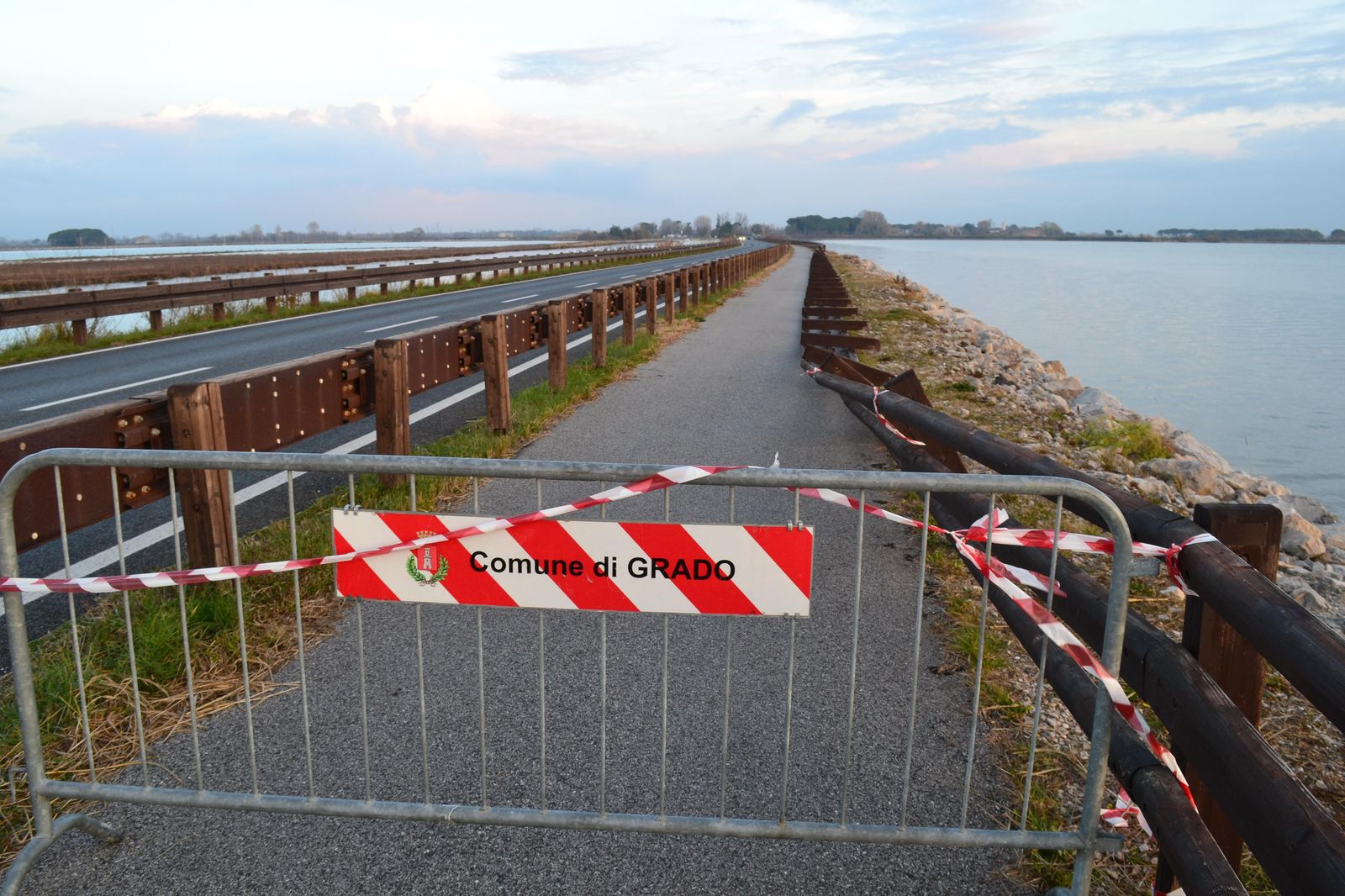 Immagine per Cede la staccionata lungo la ciclabile di Grado e la pista viene chiusa