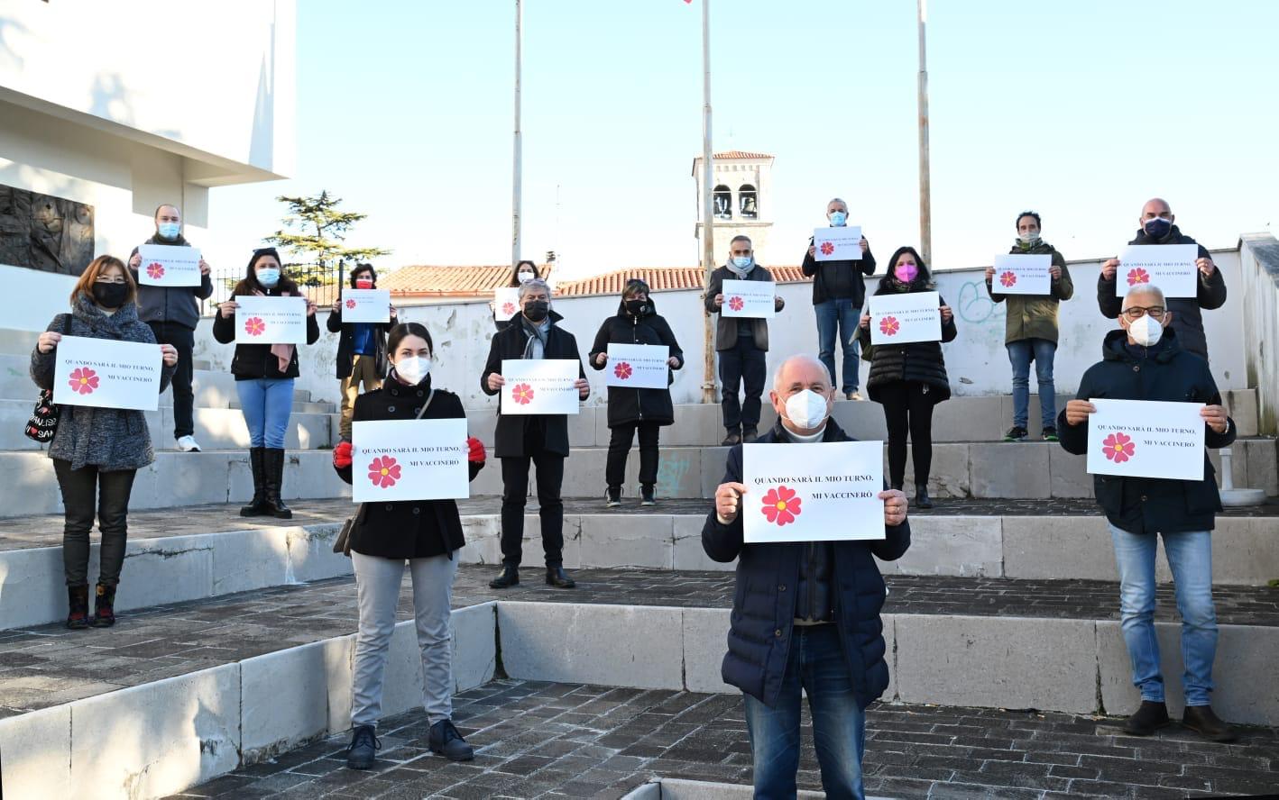 Immagine per L'amministrazione comunale di Staranzano si fotografa a favore del vaccino anti-Covid