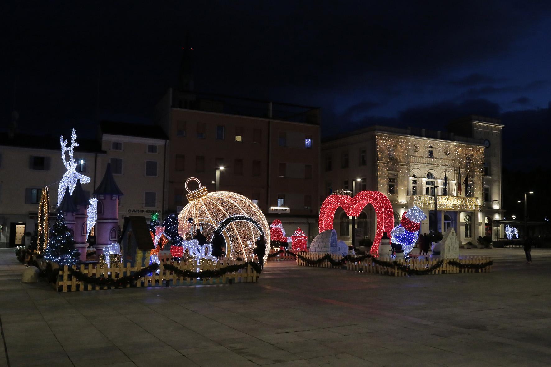Copertina per Monfalcone in Zona Rossa, le immagini dal drone e da Piazza della Repubblica