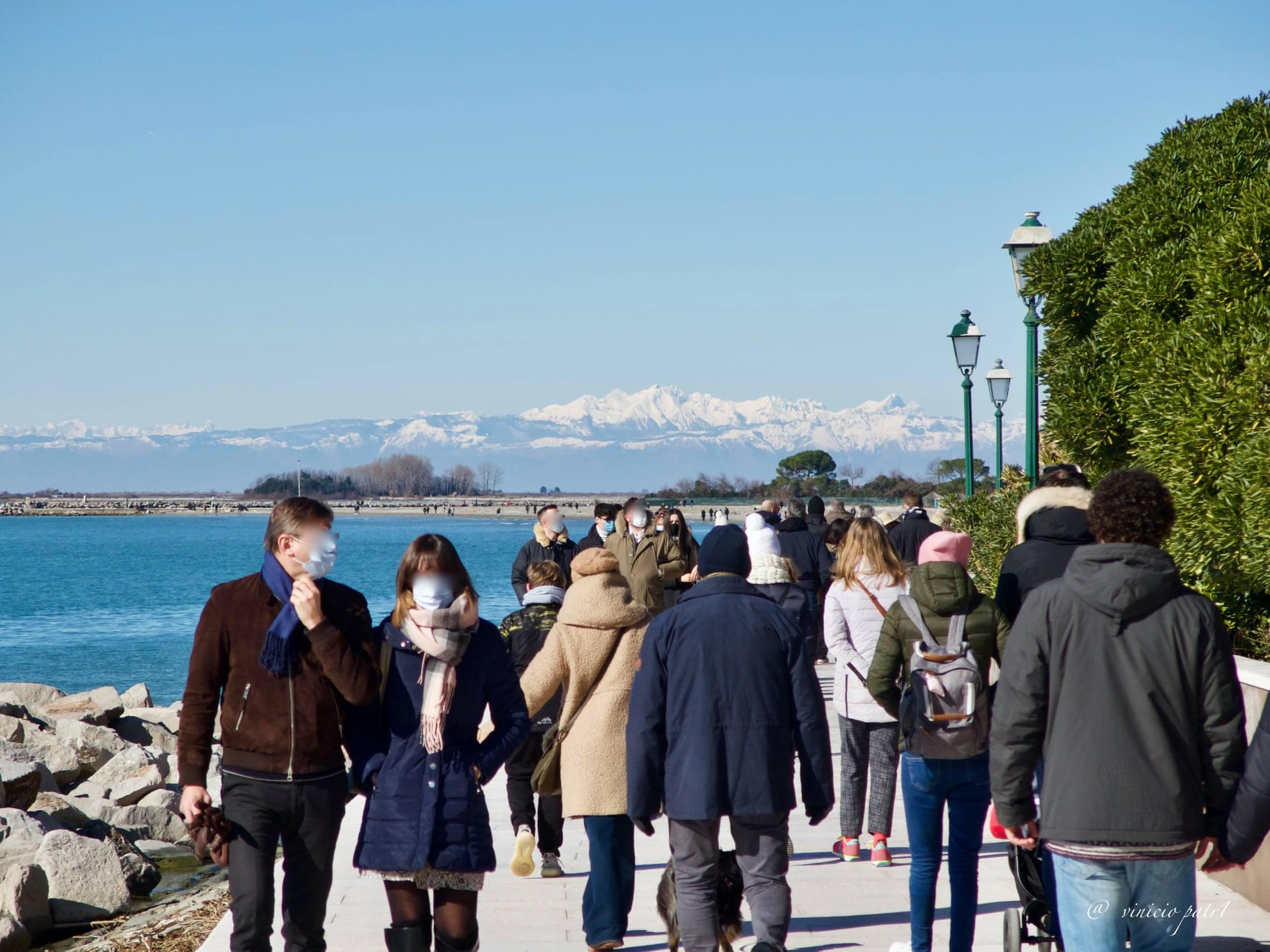 Immagine per Sole, poco vento e zona gialla: in migliaia a Grado nel giorno di San Valentino