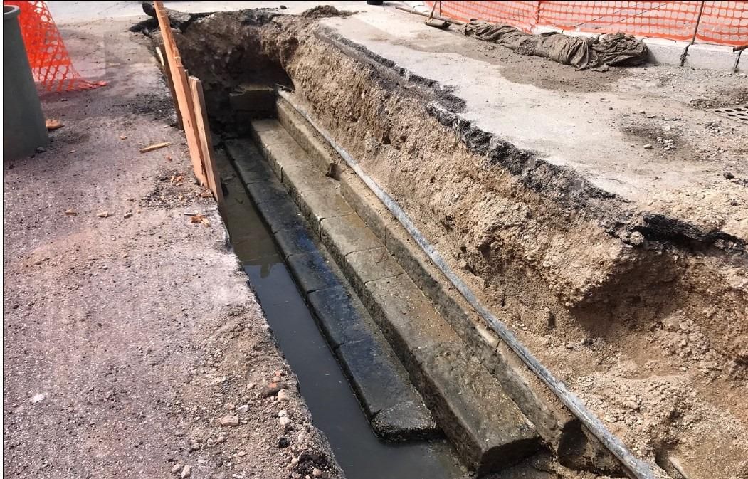 Immagine per Grado, riemergono gli antichi gradoni del porto dagli scavi per le nuove fognature