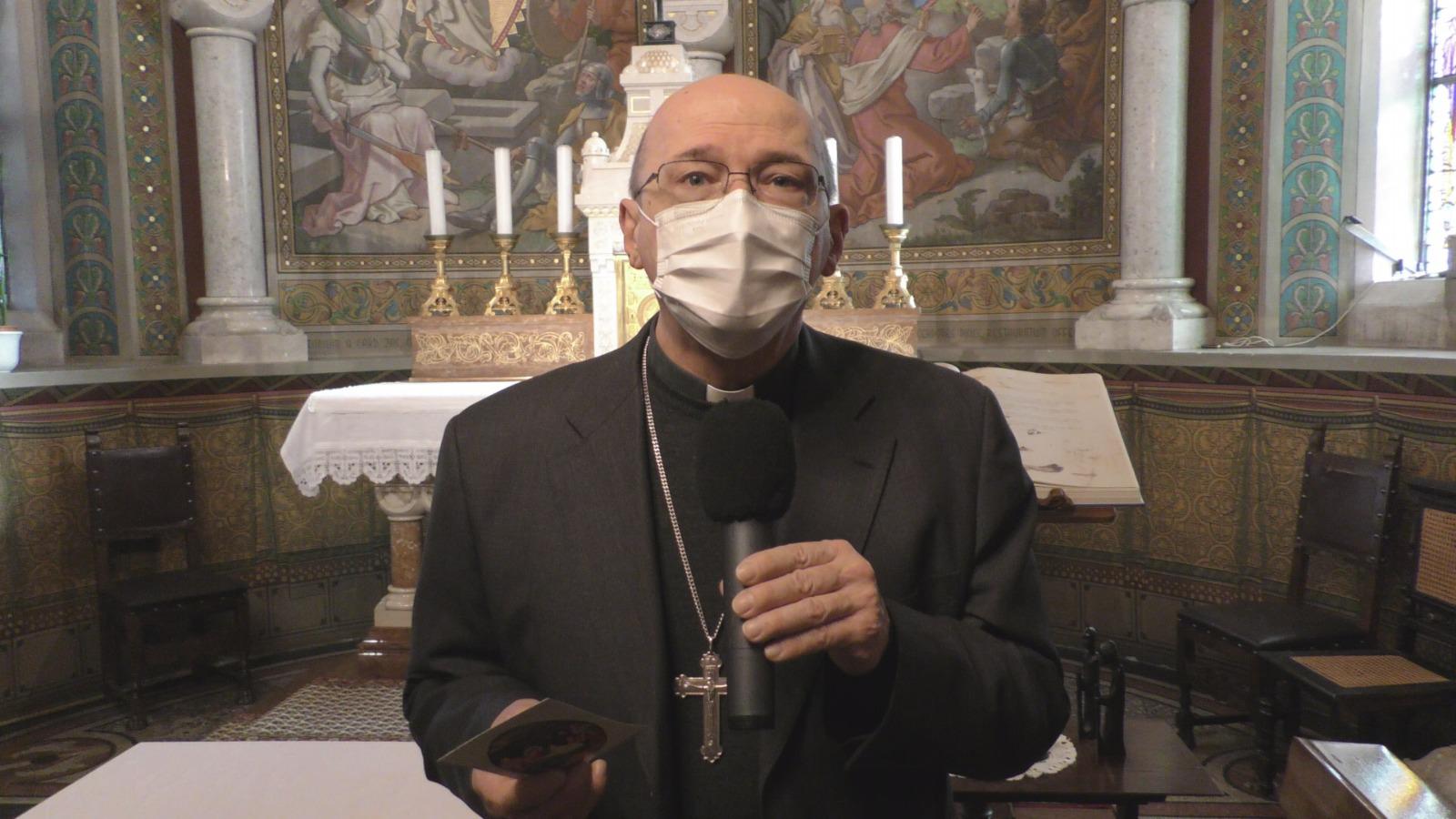 Immagine per Gli auguri dell'arcivescovo Redaelli, «Natale è guardare alla luce»