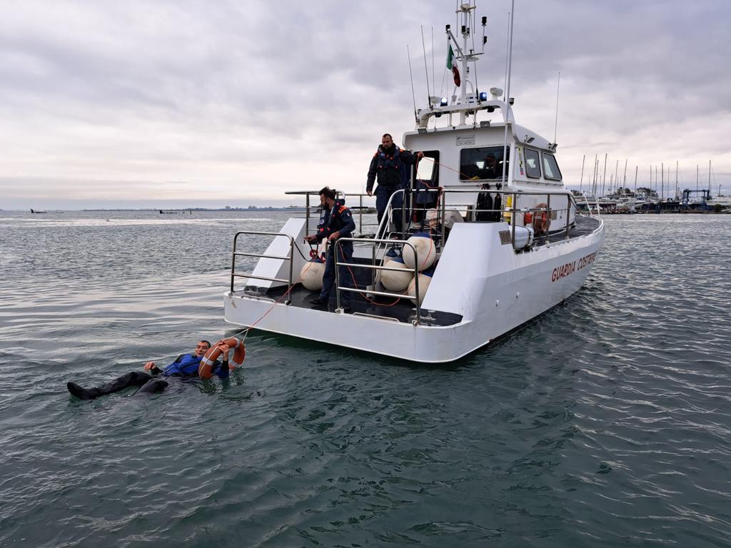 Immagine per Grado, la barca va a fuoco e si salva lanciando l’allarme: l’esercitazione si conclude con successo
