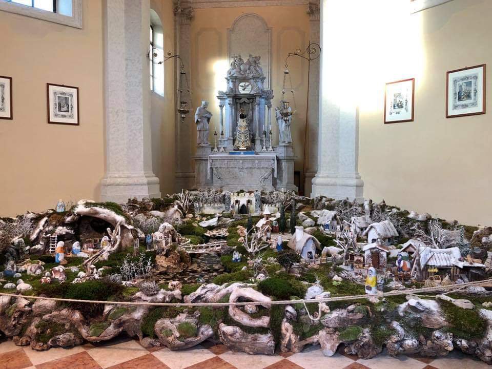 Copertina per Tapogliano, il presepe di sassi di fiume realizzato da una volontaria della Protezione Civile