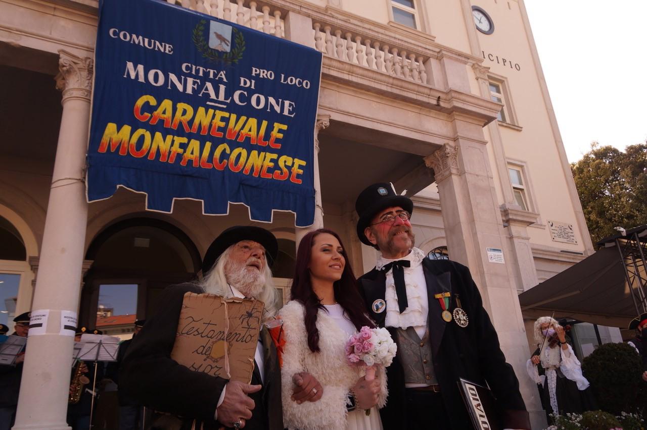 Copertina per Domani il testamento e l'attesa sfilata a Monfalcone: ecco orari e gruppi mascherati del Carnevale
