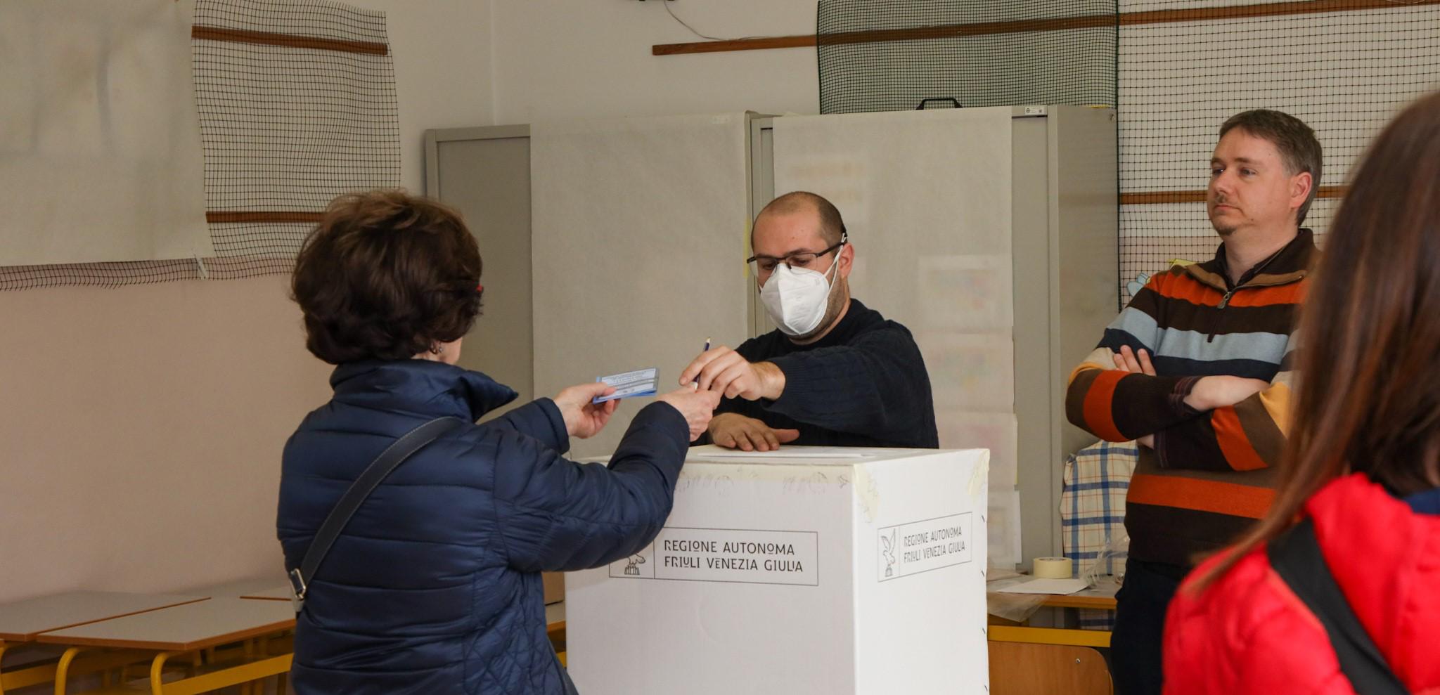 Copertina per Regionali Fvg, affluenza finale al 44%: Fedriga in testa agli exit poll