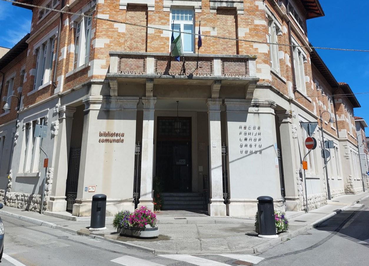 Copertina per La Biblioteca di Monfalcone compie 18 anni: oggi la staffetta di lettura