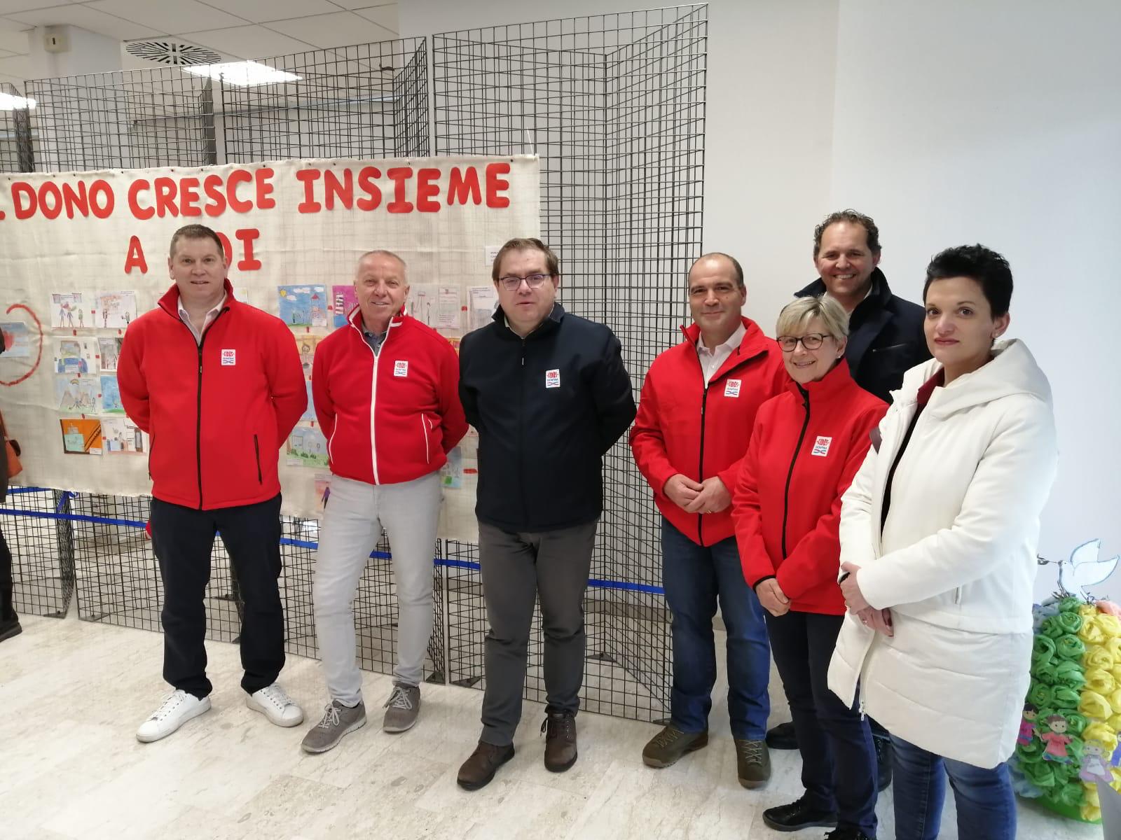 Copertina per Mariano e Corona si preparano alla festa dei donatori con la mostra di bambini e ragazzi