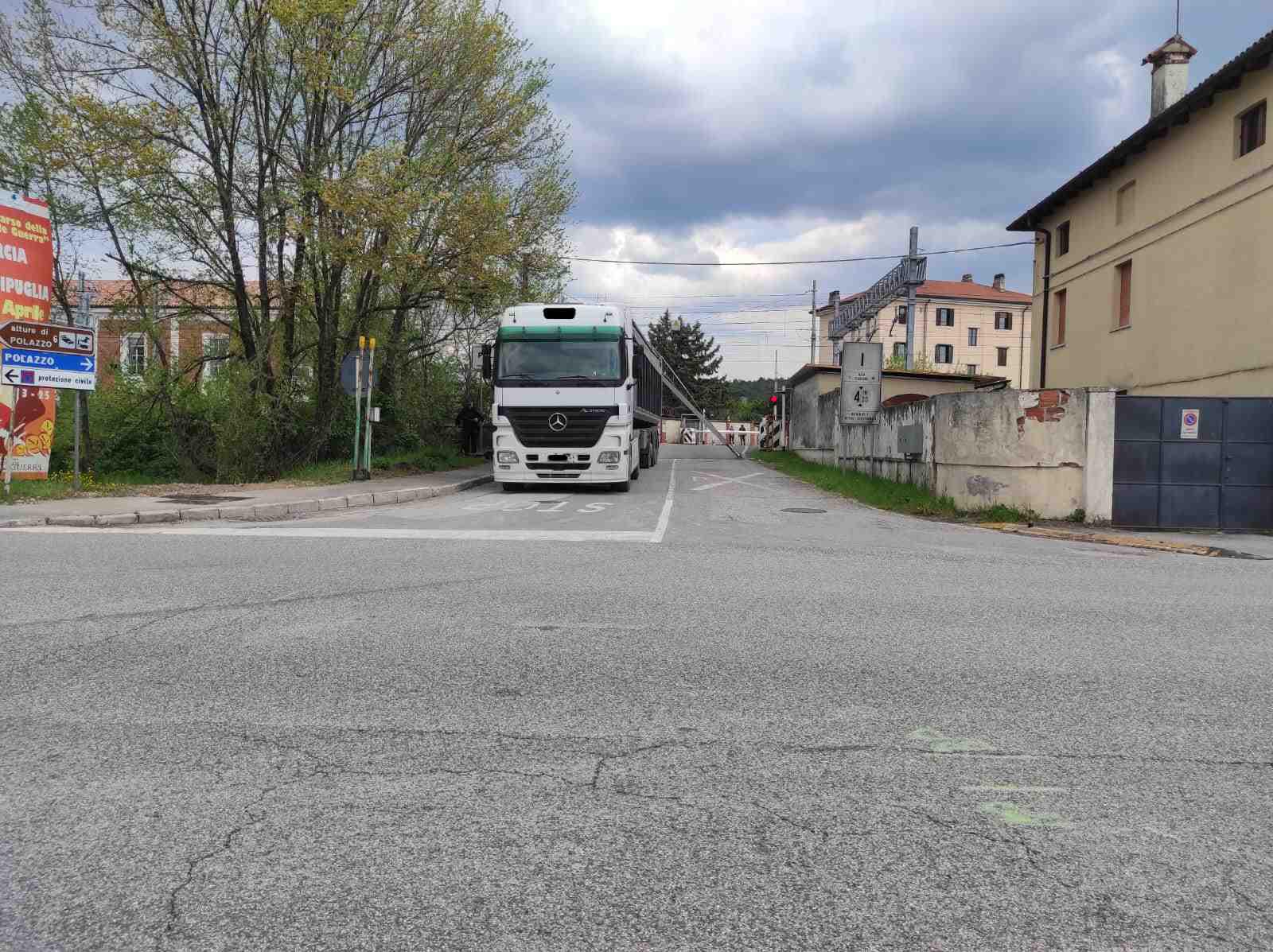 Attraversa il passaggio a livello mentre si chiude, stanga divelta a Polazzo