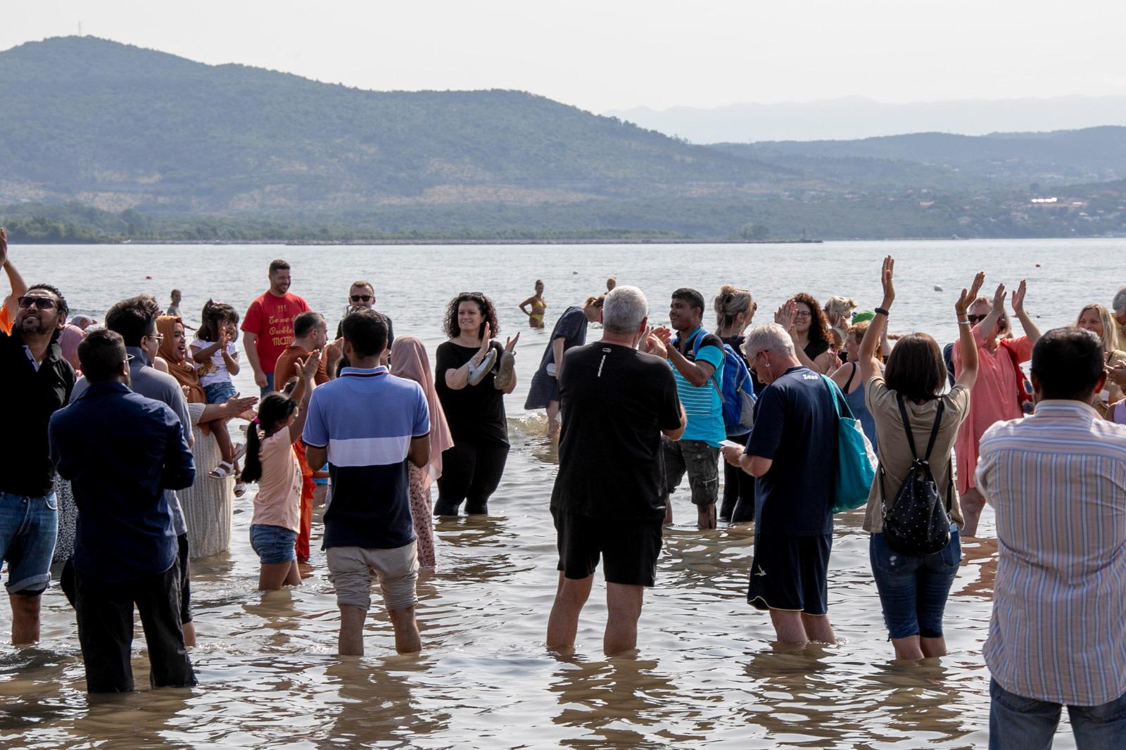 Entrano vestiti in mare, flash mob contro le parole di Cisint a Monfalcone