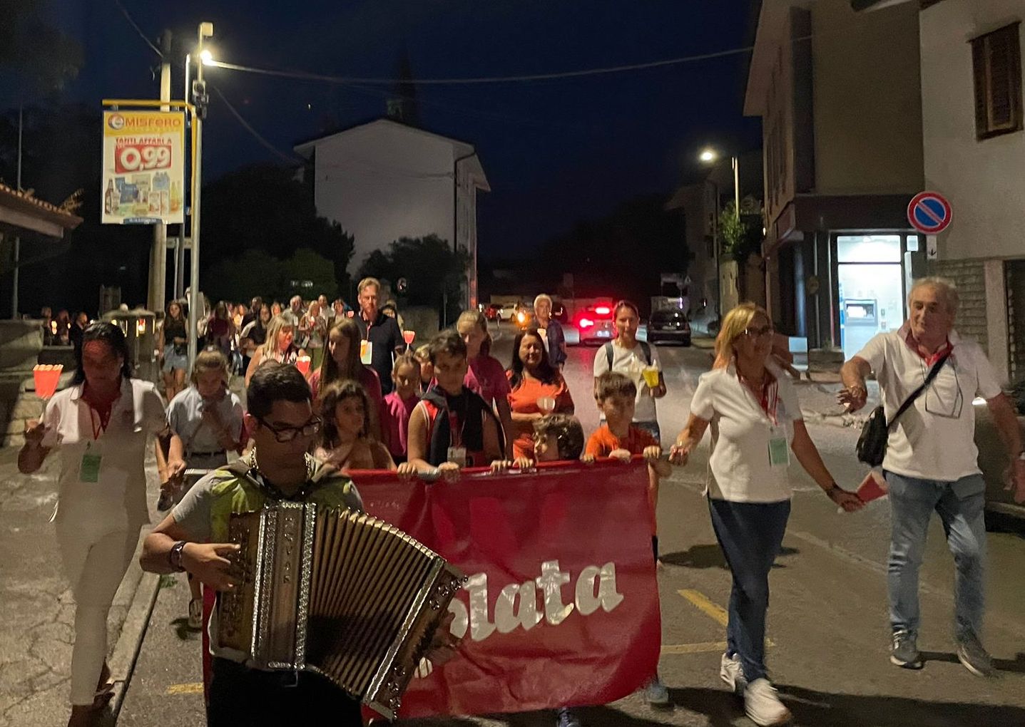 Immagine per La Lucciolata illumina le strade di Doberdò, negozi uniti nella solidarietà