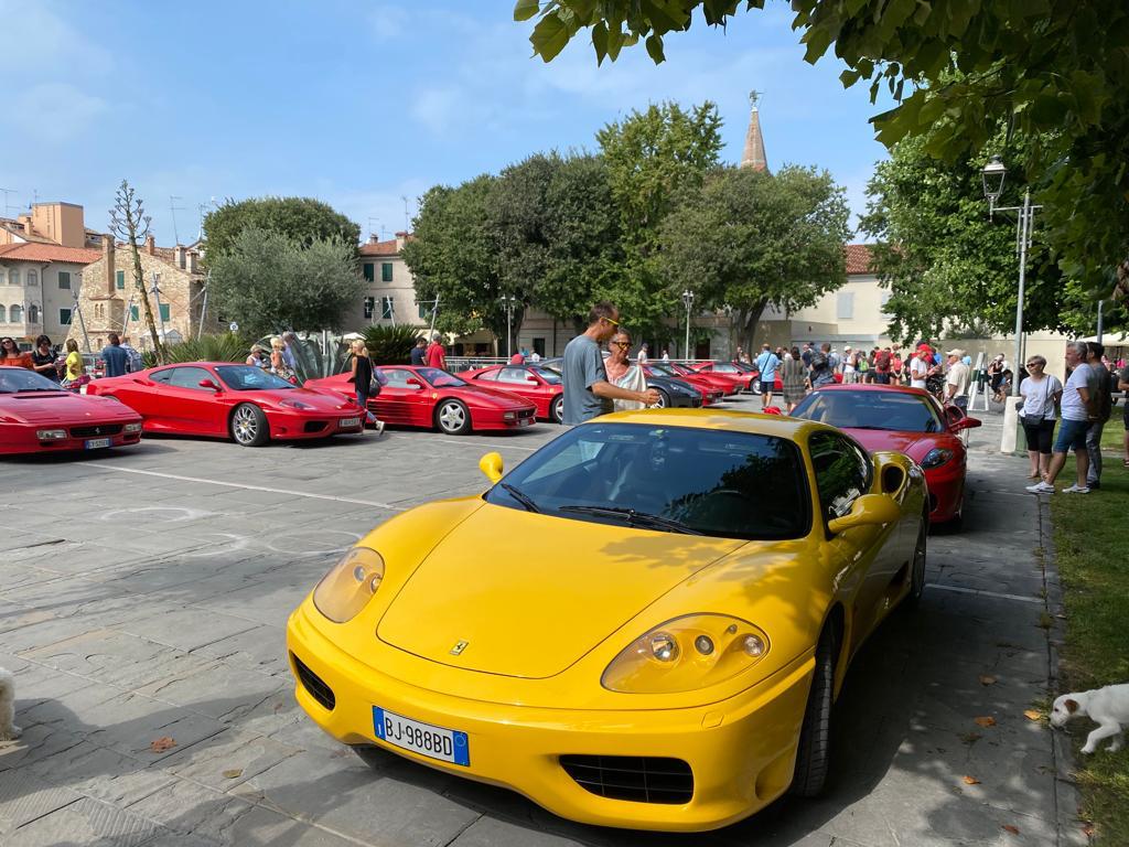Immagine per Grado si tinge di rosso con l’Incontro Rampante: le Ferrari colorano l'isola