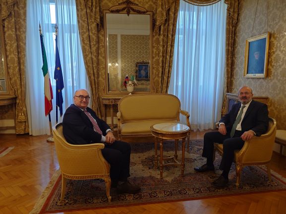Copertina per Il prefetto di Gorizia incontra l'ambasciatore Longar: «Italia e Slovenia si incontrano qui»