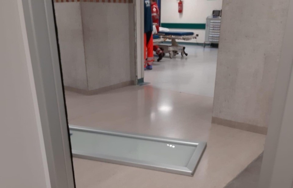 Dà in escandescenza e sfonda una porta: paura al Pronto soccorso di Monfalcone