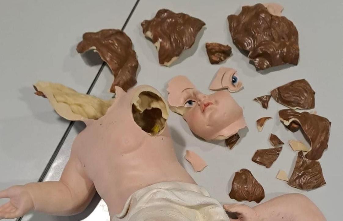 Copertina per Gesù bambino in pezzi nel presepe, vandali nella notte di Capodanno a Monfalcone
