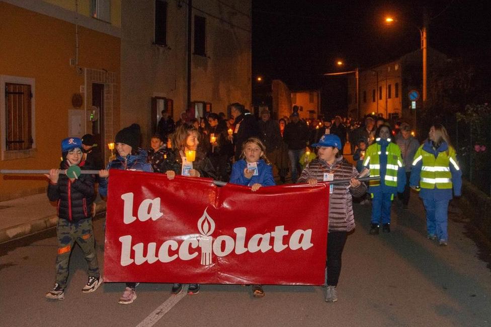 Copertina per Fogliano Redipuglia illuminata per Vie di Natale, torna la Cena in Rosso