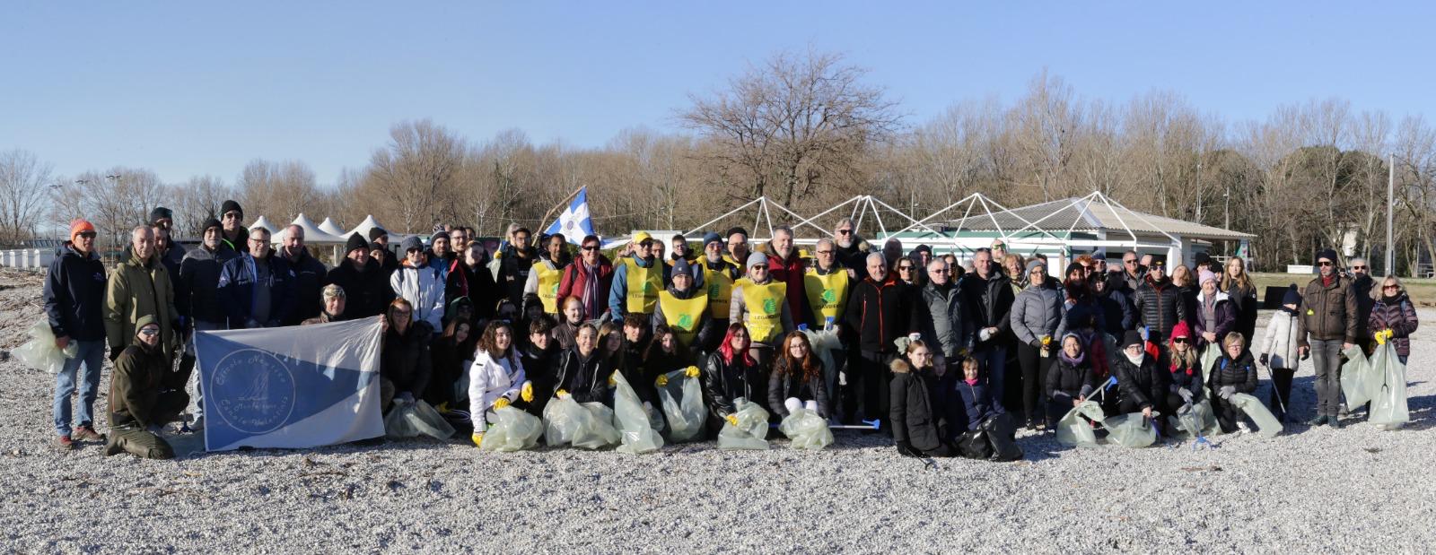 Immagine per Marina Julia, in 150 ripuliscono il litorale: unite le forze tra volontari e politica 