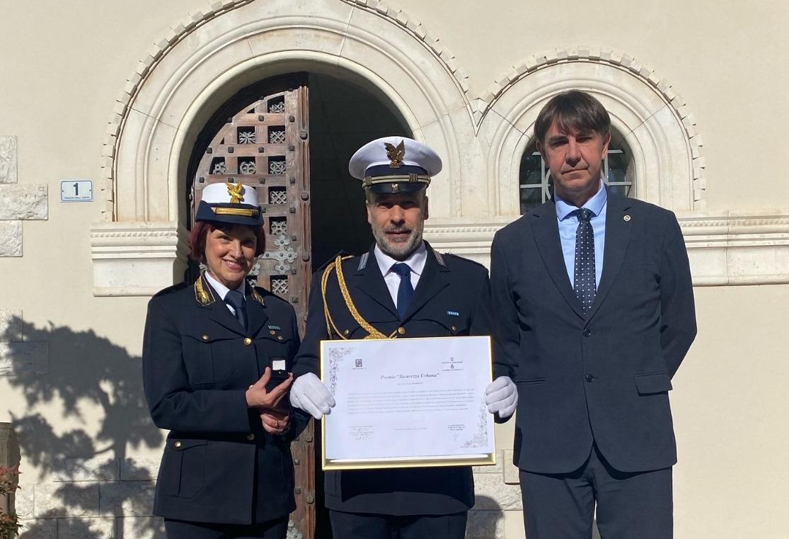 Immagine per Scopre una jeep rubata e risolve il caso, premio all'ispettore Moresan di Ronchi