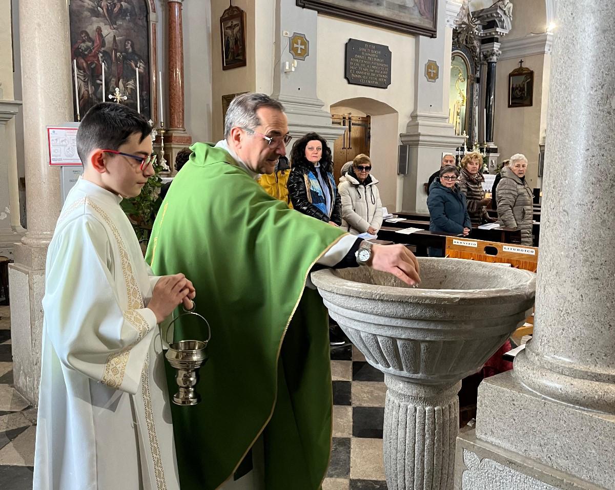 Immagine per Tornata l’acquasantiera in chiesa a Turriaco, restaurata vendendo dolci