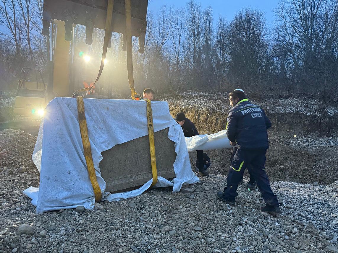 Immagine per Scoperta nel Torre un'ara funeraria alto-imperiale della gens Apinia, lungo lavoro a San Vito