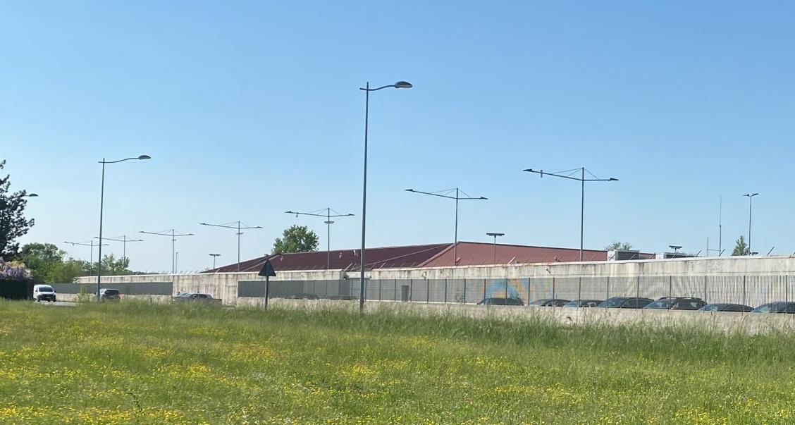 Copertina per Migranti sul tetto del Cpr di Gradisca nella notte: due in fuga, uno cade e si ferisce