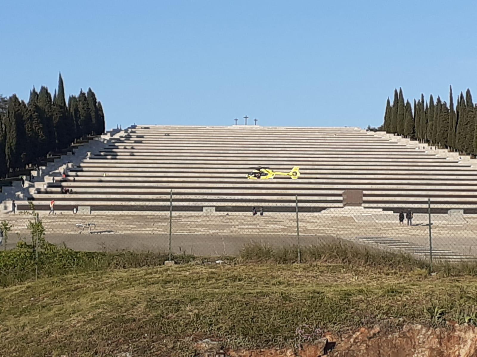 Immagine per Cade dalla scalinata del Sacrario di Redipuglia, bambino elitrasportato a Udine