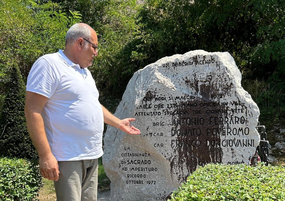 Copertina per Vernice sul monumento di Peteano, ex carabinieri in campo per ripulirlo