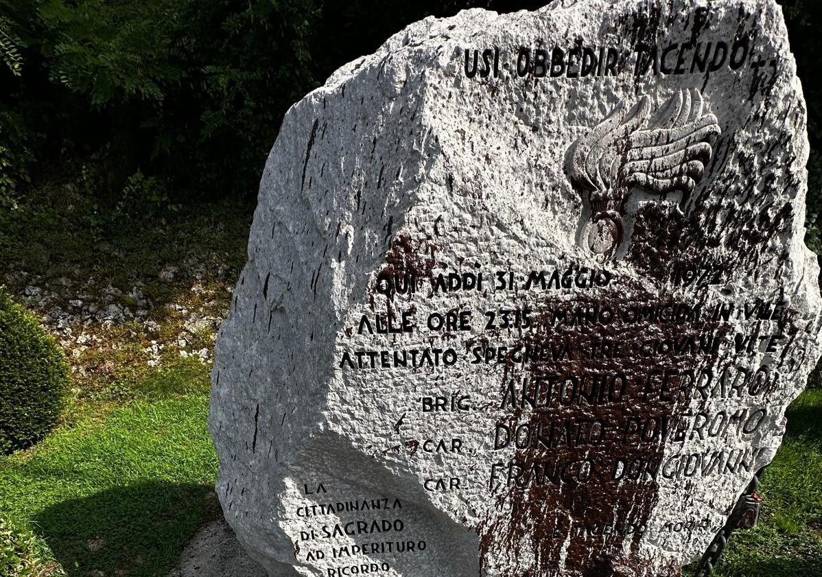 Immagine per Monumento vittima dei vandali a Peteano, 30mila euro per la videosorveglianza