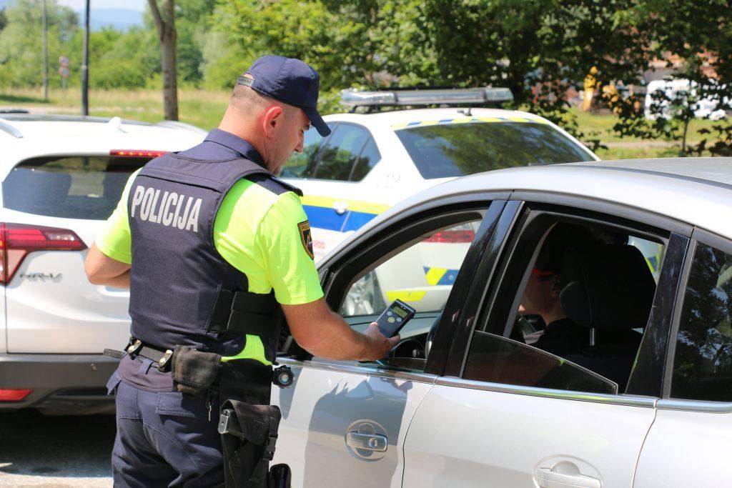 Immagine per Un cane attraversa la rotonda e la macchina inchioda: ferito motociclista a Šempeter