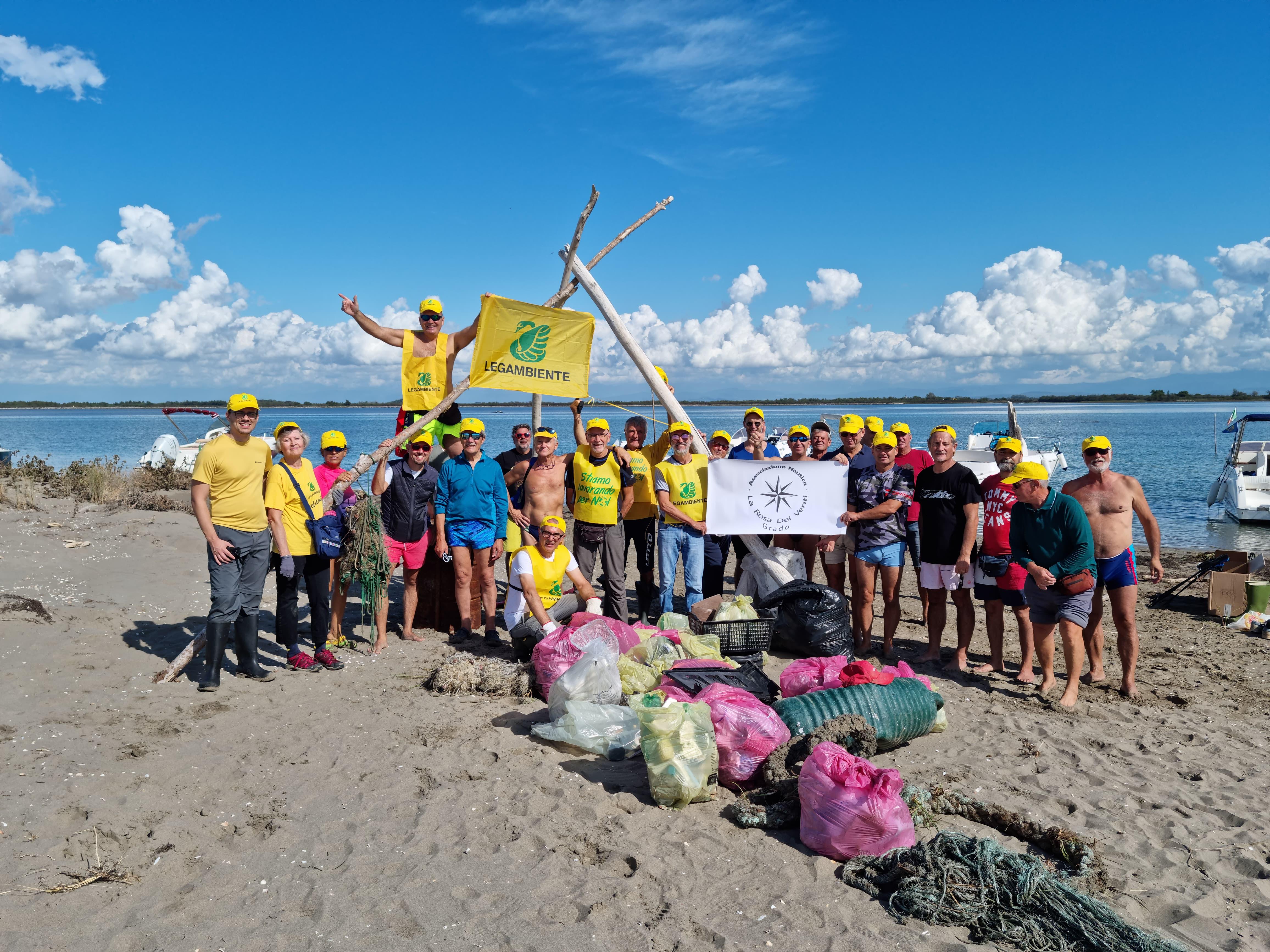 Immagine per La spiagga di Banco d'Orio ripulita dalla plastica, venti sacchi di rifiuti a Grado