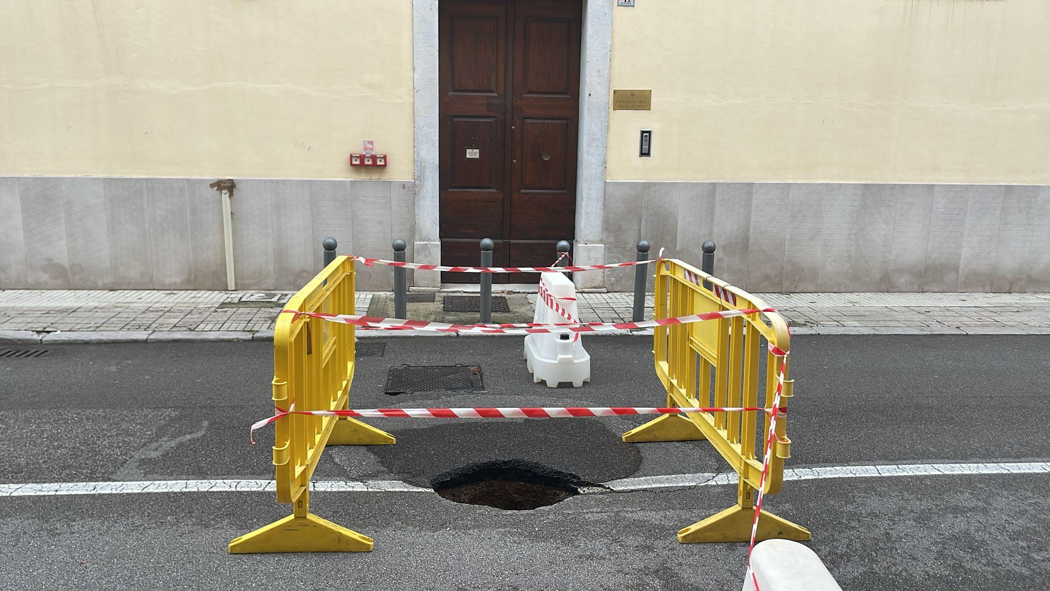 Copertina per Nuova voragine a Gorizia, via Santa Chiara chiusa al traffico