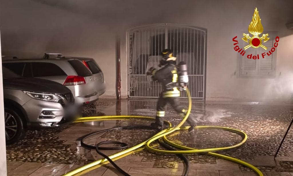 Immagine per Gorizia, a fuoco tre automobili: lavoro per salvare la tettoia di legno
