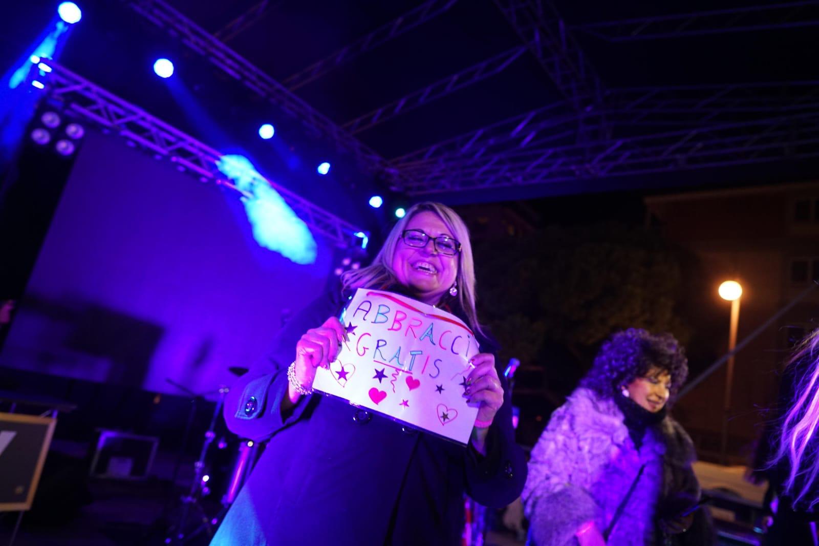 Copertina per A Natale regala un abbraccio: Tiziana Macorini torna in piazza Vittoria a fine dicembre