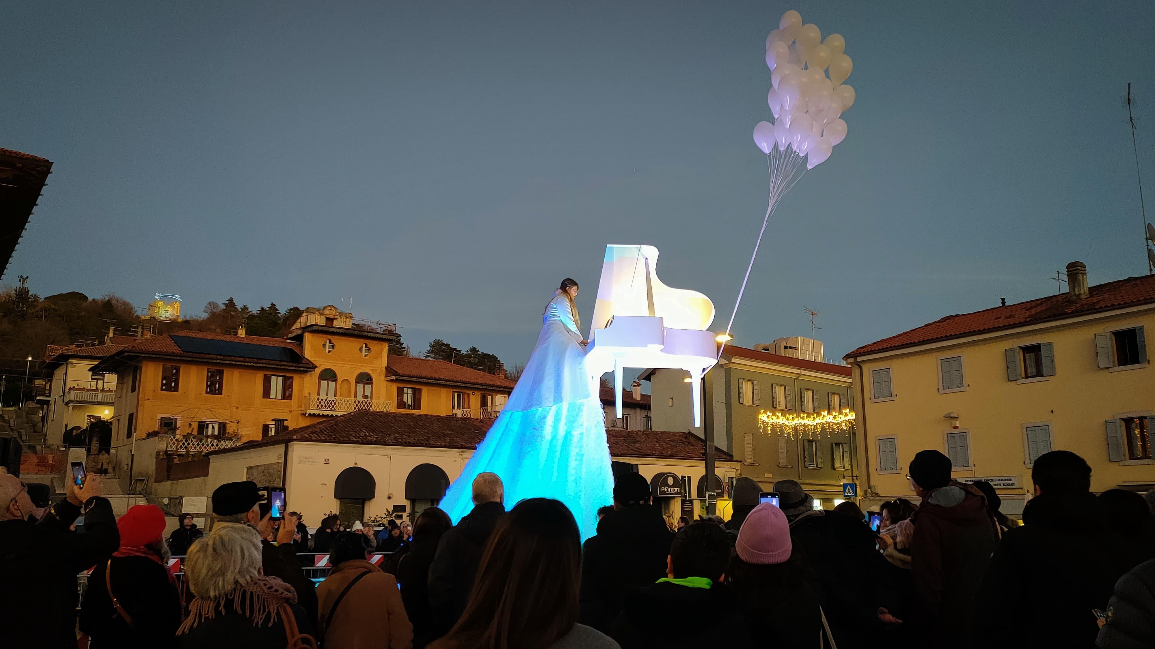 Immagine per La musica del Piano Sky incanta Monfalcone: note in piazza a quattro metri d'altezza
