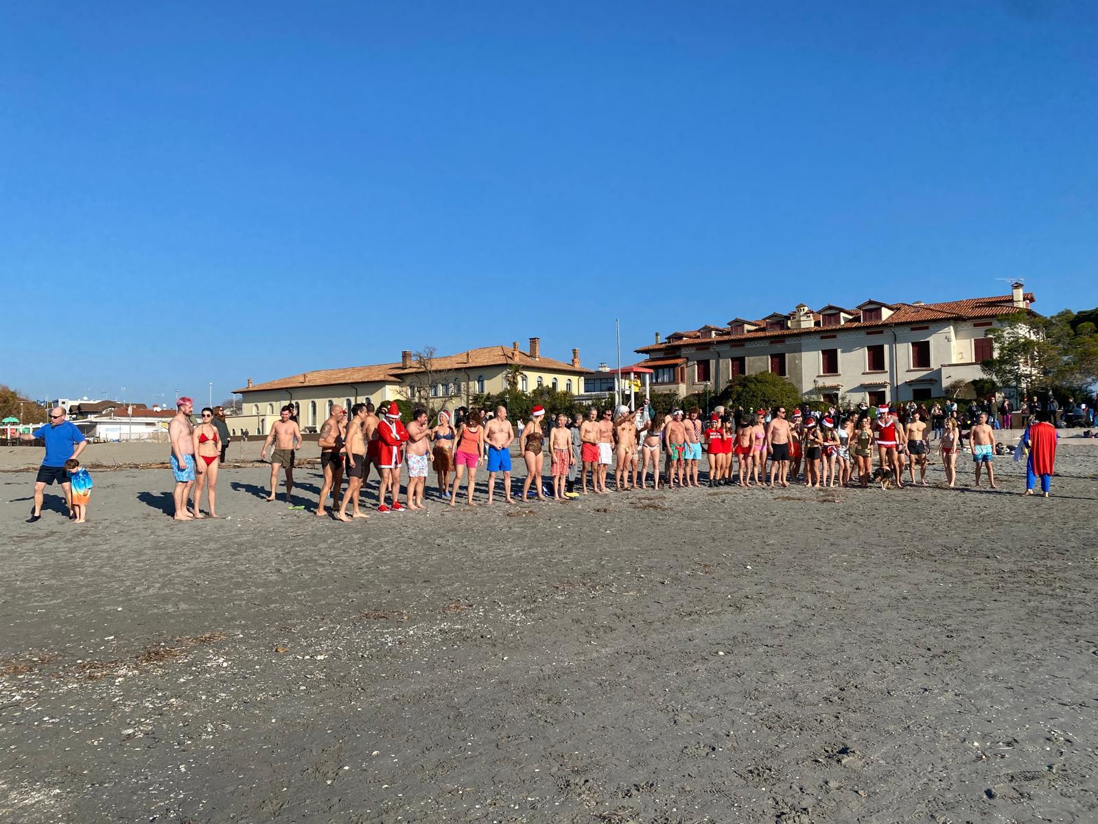 Il tuffo in mare nell'ultimo giorno dell'anno, in 60 rispondo alla chiamata a Grado