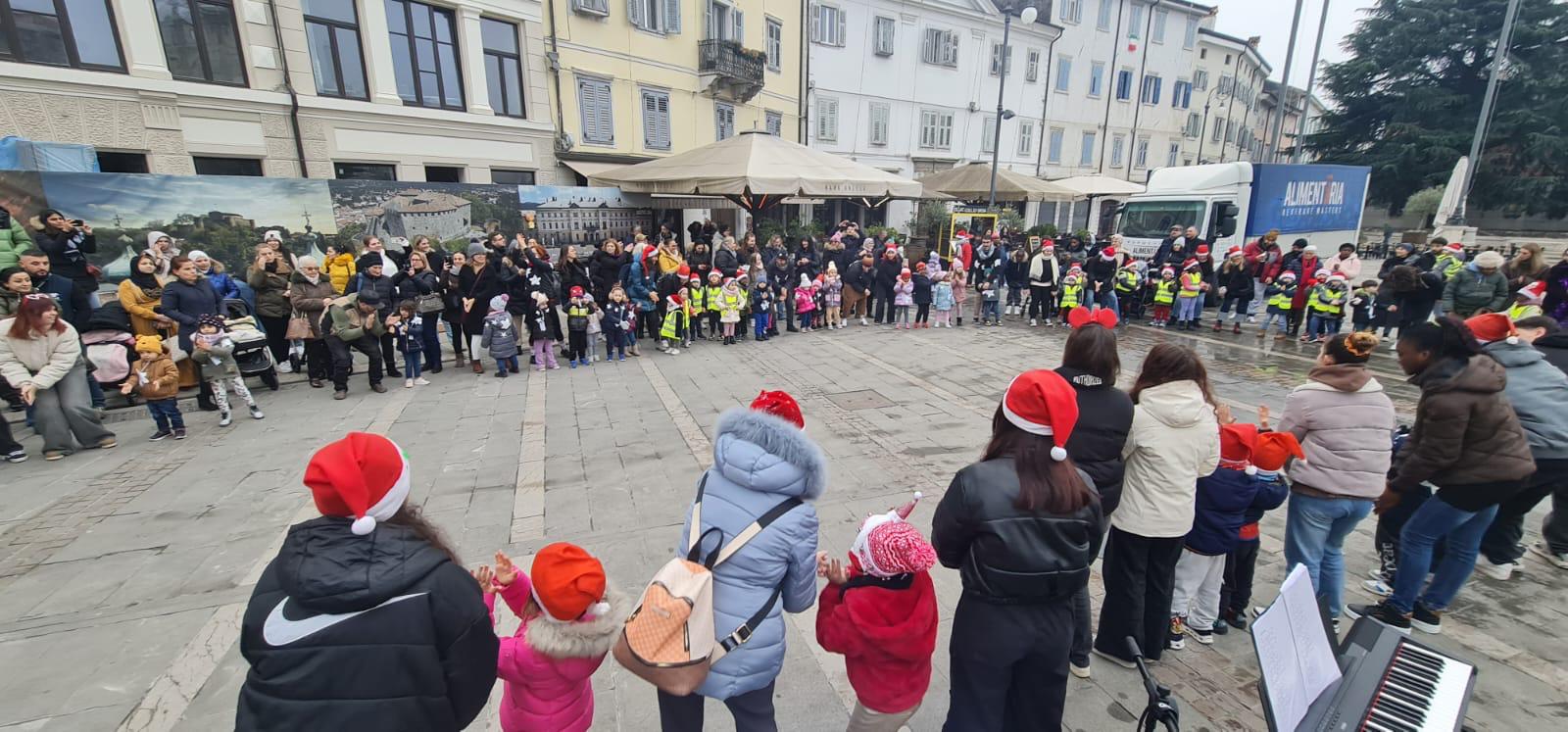 La danza e il canto dei bambini invadono Piazza Vittoria: gli auguri di Natale dei più piccoli