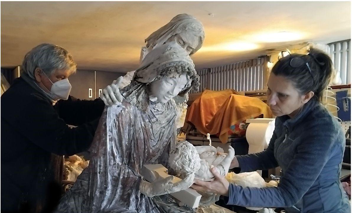 Copertina per Padre e figlia: ecco i due artisti che hanno creato le statue del presepe gradese in Vaticano