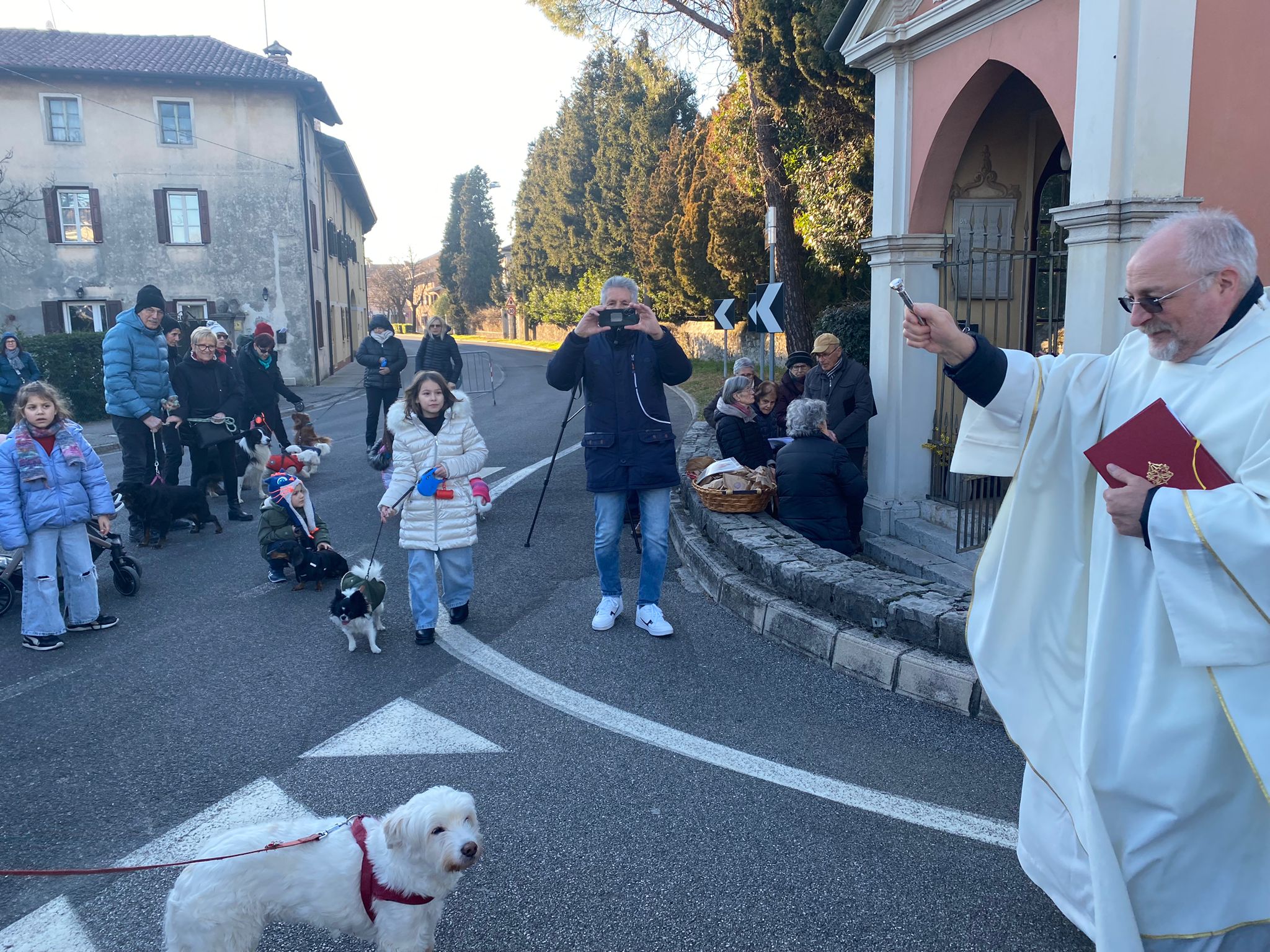 Immagine per Romans, va in scena la tradizionale benedizione degli animali all'ancona di Sant'Antonio