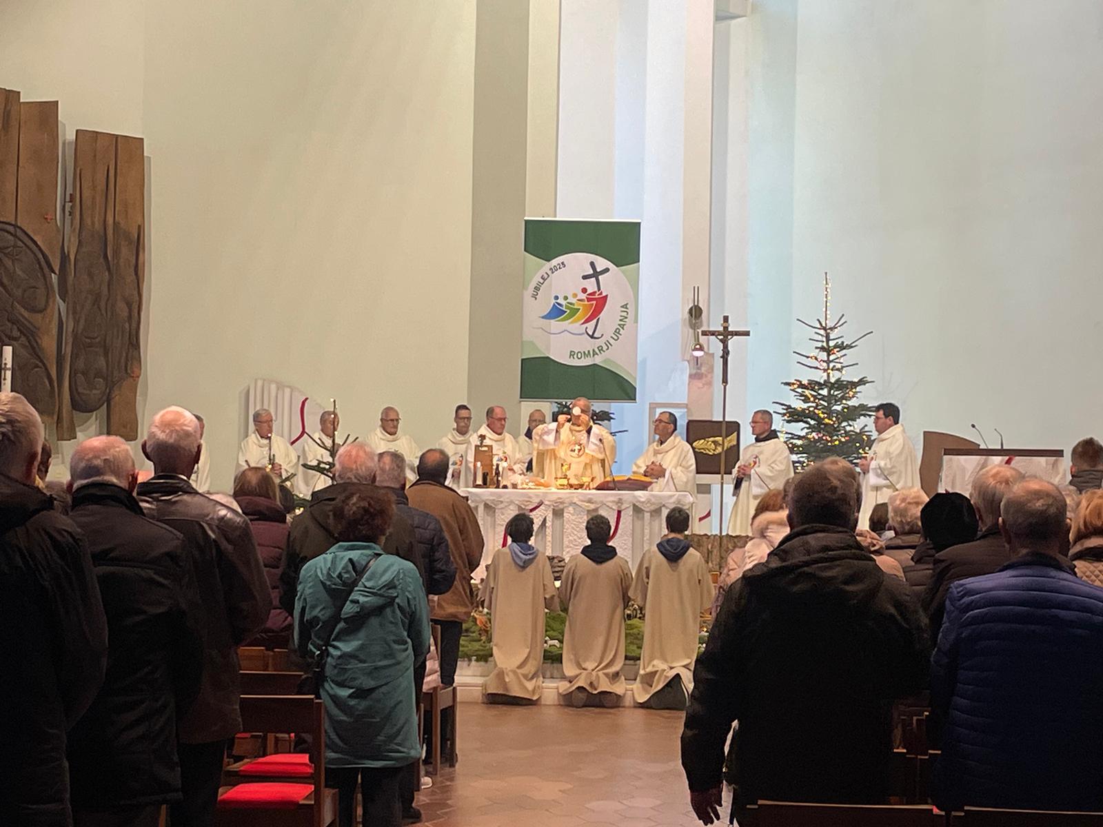 Copertina per Monsignor Štumpf entra a Nova Gorica: saluti e omelia bilingui per il nuovo vescovo di Capodistria