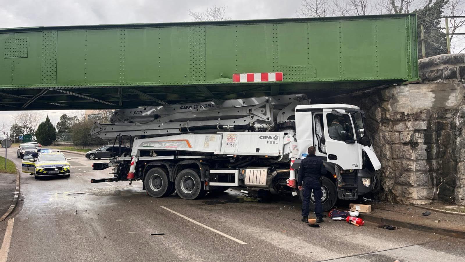 Copertina per Camion si incastra nuovamente sotto il ponte ferroviario a Salcano, chiuso il tratto
