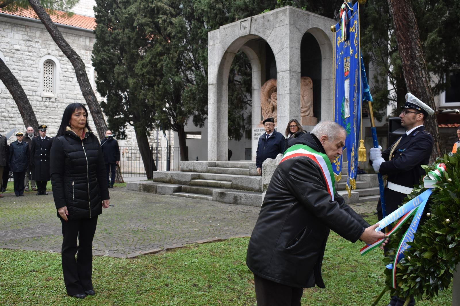 Copertina per 10 febbraio a Monfalcone: «Vandalismo a Basovizza oltraggia dolore e memoria»