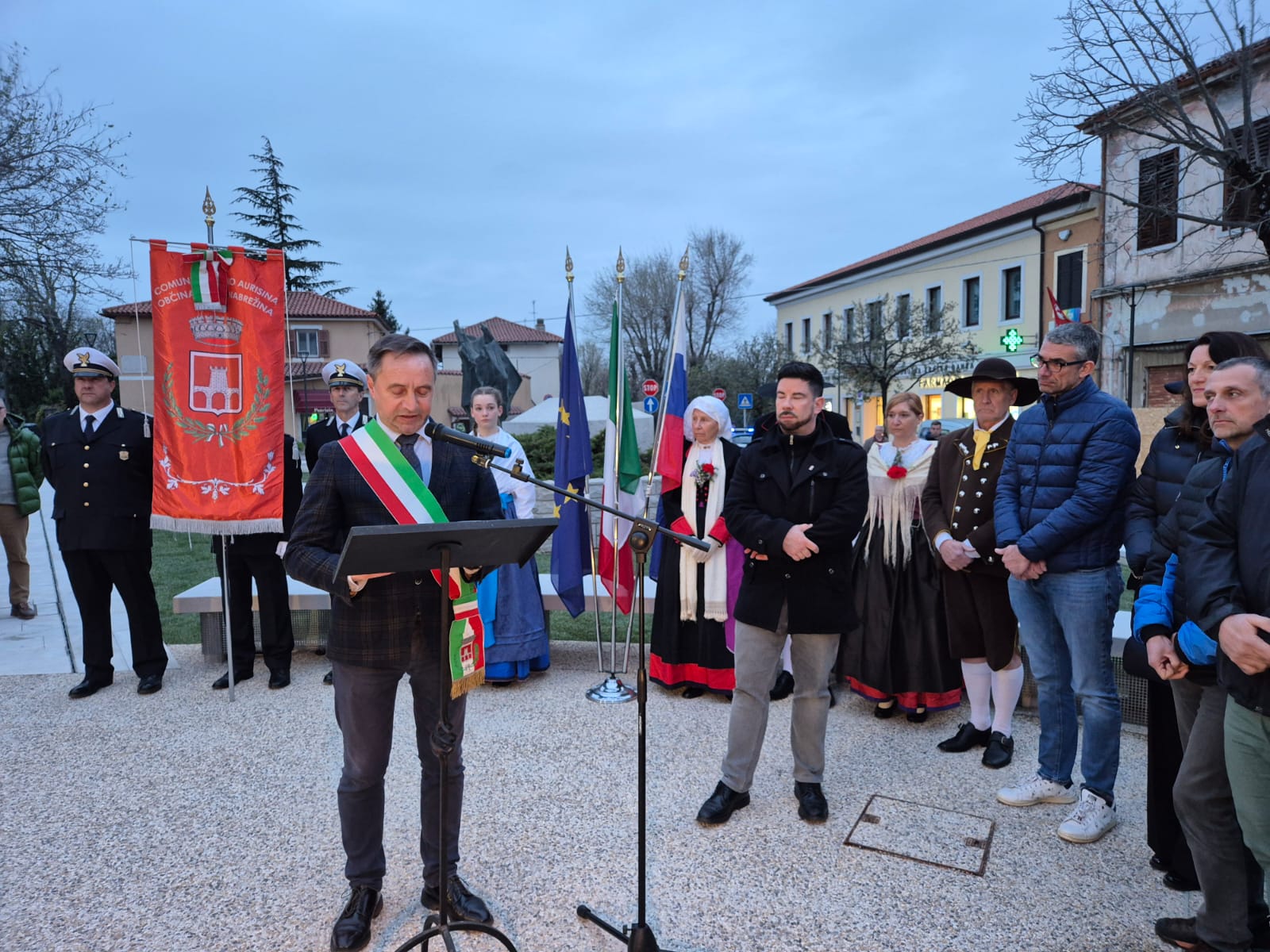 Copertina per Inaugurata la nuova piazza di Aurisina: Gabrovec, «è agorà in chiave moderna»